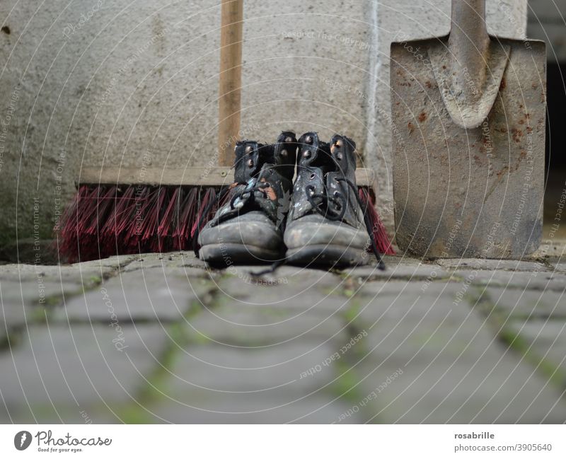 die Kehrwoche ist sehr wichtig in manchen | Nachbarschaften Straßenbesen Besen Schaufel Schuhe Arbeitsschuhe Baustelle Straßenkehrer arbeiten sauber machen