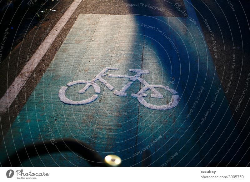 Fahrradwegweiser auf der Straße reisen Zyklus Fahrradfahren Reisende Menschen Fahrspur Sicherheit Verkehr Wegweiser Muster Schwarze Farbe Bild Trennlinie Regie