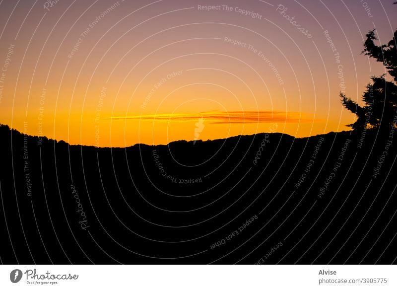 Schwarz und Dämmerung Schönheit Windstille Umwelt glühen hoch wandern Hügel Horizont Landschaft Licht majestätisch Natur Gipfel Ambitus Sonnenuntergang