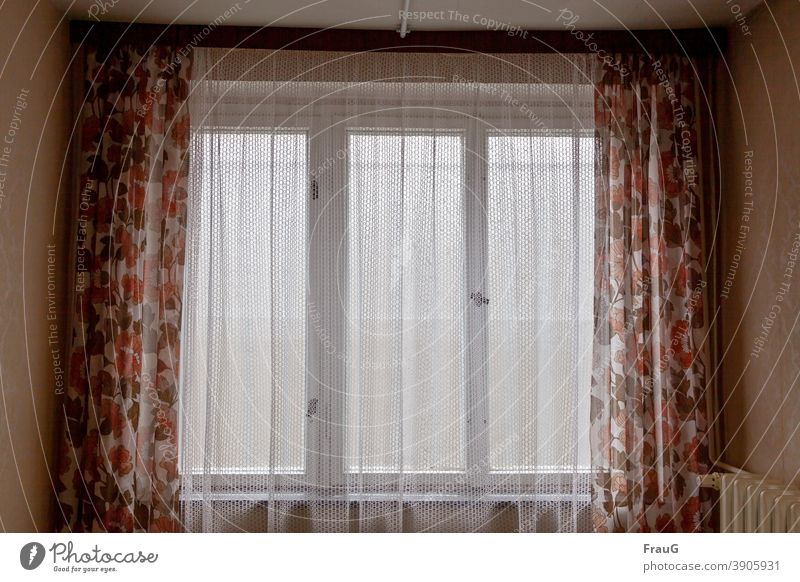 lost places| Fenster in einem ehemaligen Gefängnis Fenstergriffe vergittert Gardinenleiste Vorhang Blumenmuster Heizkörper Radiator Leitungen Wand Tapete