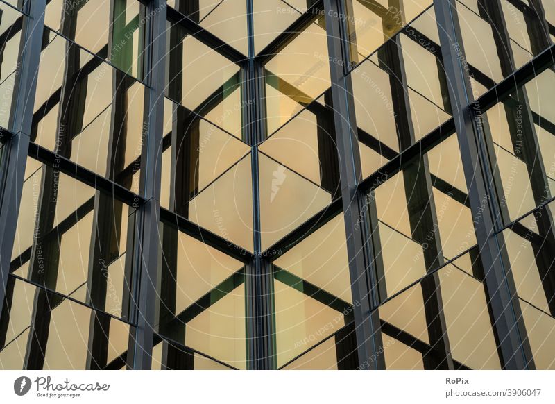 Abstrakte Spiegelungen in der Fassade eines Bürogebäudes. Hochhaus Bürokomplex Reflektion Wirtschaft Immobilien Technik Architektur Stimmung Himmel