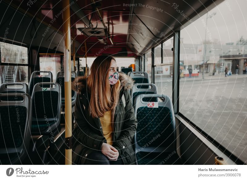 Frau mit Gesichtsmaske, die im öffentlichen Bus reist covid-19 öffentliche Verkehrsmittel 2019-ncov Auto-Bus Biogefährdung Bosnien Vorsicht China Großstadt