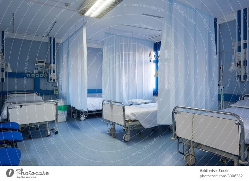 Leere Notaufnahme im modernen Krankenhaus Notfall Raum Innenbereich intensiv Medizin icu Gesundheitswesen leer Gerät Station Therapie Bett Wiederherstellung