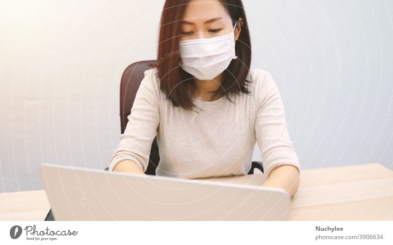 Junge Asiatin mit Hygienemaske und Computer-Laptop im Heimbüro, Prävention der Pandemie von Covid-19 und Coronavirus, Heimarbeit und Selbstquarantänekonzept