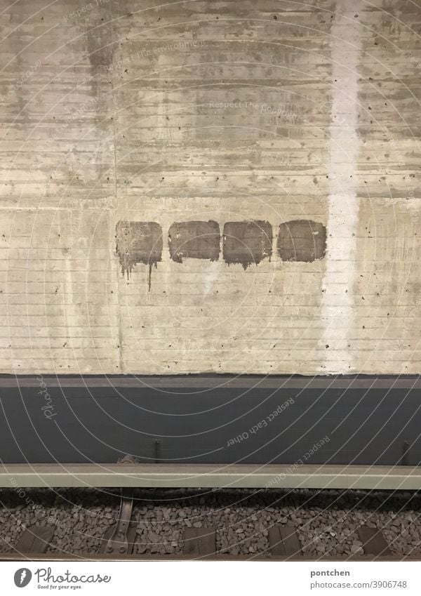 Ein Gleis an einer U-Bahnstation. Graue Tristesse u-bahn bahnhof Verkehr tristesse beton mauer symmetrie Station Mobilität klimawandel