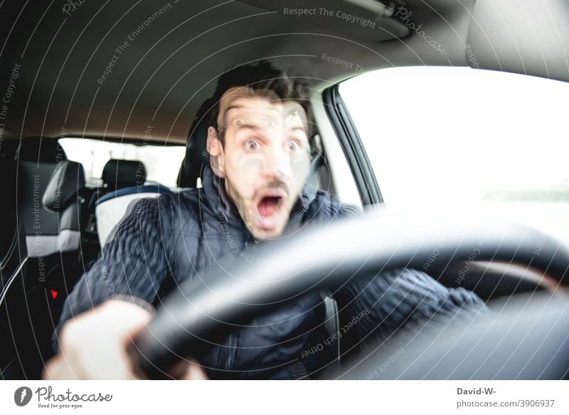 Unfallgefahr - Mann fährt mit dem Auto und tritt auf die Bremse Autofahren PKW Verkehrsunfall Straßenverkehr bremsen Reaktionszeit Unaufmerksamkeit Panik