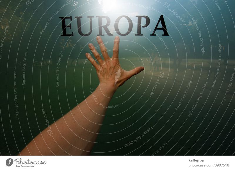 gelobtes land Europa Flüchtlingskrise Flüchtlingshilfe Politik & Staat flüchtling Glas Spiegelung Schriftzug Menschen Hand Finger tasten Farbfoto
