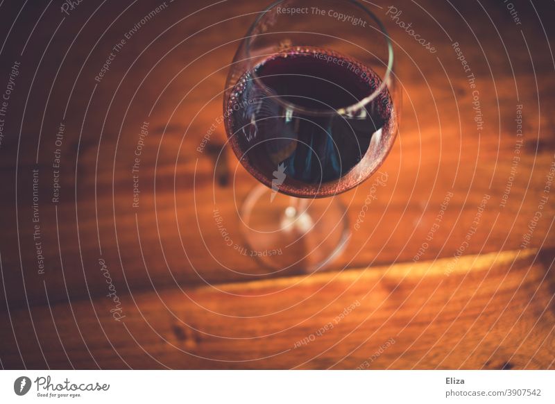 Ein Glas Rotwein auf einem Holztisch Wein Weinglas Rotweinglas Alkohol Tisch Draufsicht Vogelperspektive