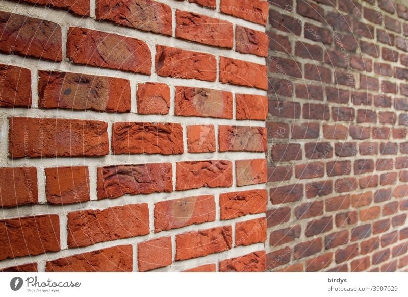 Backsteinwand mit Hausecke und weuterer Backsteinwand Backsteine Mauer Wand formatfüllend schwache Tiefenschärfe Fugen rot braun Bauwerk Strukturen & Formen