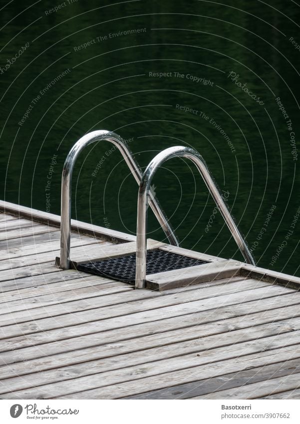Detailbild einer Badeplattform im See Teich Leiter Pool Holz Griff Halterung Einstieg Ausstieg Hilfe Stütze Schwimmen Schwimmbad Baden Badesee Natur Outdoor