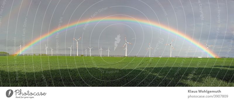 Schöner Regenbogen über einem Windpark bei Friedland Windrad Windräder Feld Himmel Getreidefeld Erneuerbare Energie Windenergie Energiewirtschaft Elektrizität