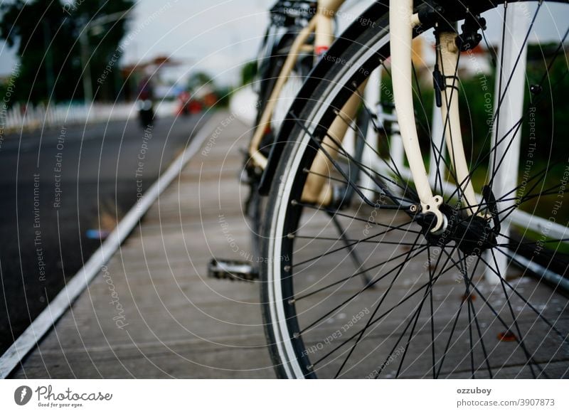 Nahaufnahme des Fahrradrads auf der Seite der Brücke Rad Verkehr Fahrradfahren Tag Verkehrsmittel Farbfoto parken Bewegung aktiv Sport Reifen Radfahren
