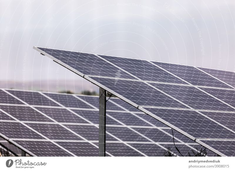Ein Kraftwerk, das erneuerbare Sonnenenergie mit der Sonne nutzt. Solarzellen oder photovoltaische Zellen in einem Solarkraftwerk, die sich in den Himmel drehen, absorbieren das Sonnenlicht von der Sonne.
