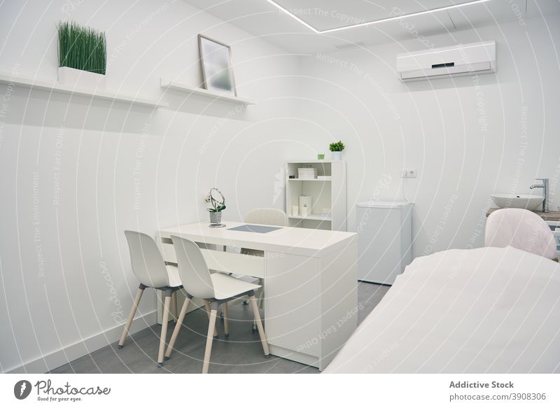 Interieur eines Zimmers in einer Schönheitsklinik Innenbereich weiß sehr wenige Klinik Raum Farbe Möbel Stil Design modern Zentrum Dekor einfach geräumig