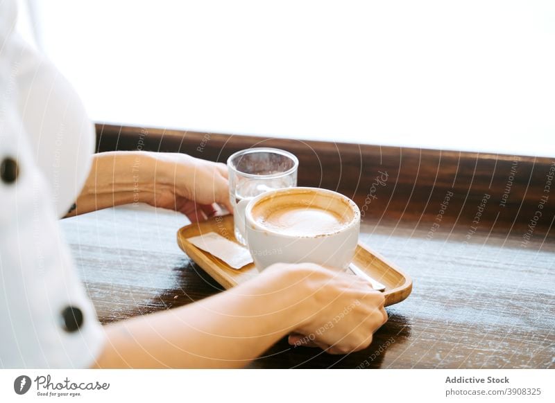 Barista serviert Kaffee mit einem Glas Wasser dienen Tasse Frau aromatisch heiß Café trinken Barkeeper frisch Getränk Aroma geschmackvoll Kantine lecker