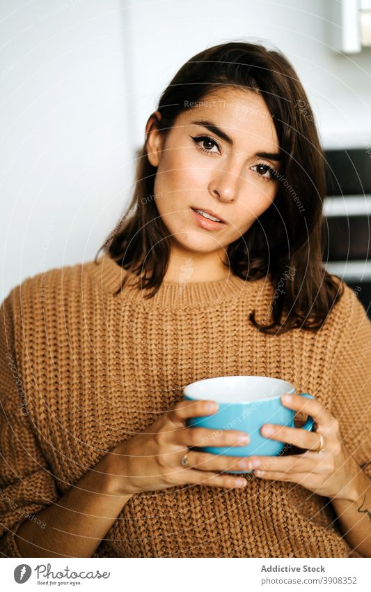 Frau mit Tasse Getränk entspannt in der Küche Kaffee heimwärts ruhig sich[Akk] entspannen trinken genießen heimisch Wochenende Becher Kälte Windstille