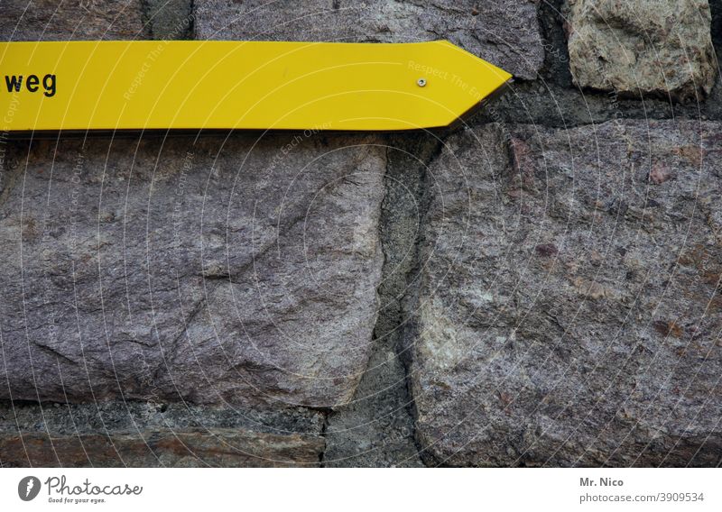 Die richtige Richtung Hinweisschild Mauer Schilder & Markierungen Schriftzeichen Zeichen Fassade gelb grau Fuge Steinmauer Naturstein richtungweisend Pfeil