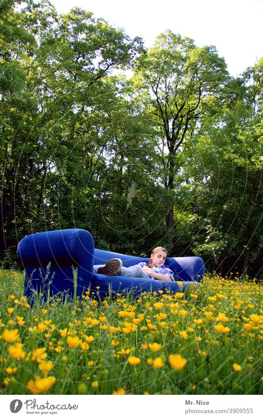 Siesta Sommer ruhig Erholung Sofa Gras Blume Natur Umwelt Wiese liegen schlafen träumen Frühlingsgefühle Zufriedenheit natürlich Gelassenheit blau Blumenwiese