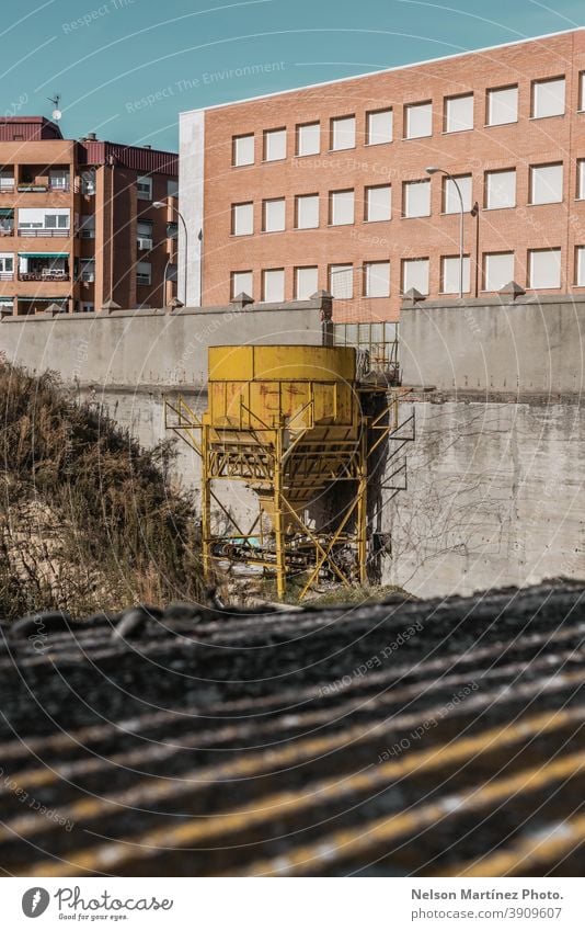 Alter gelber Brauchwassertank. Wasserturm industriell Großstadt Struktur Schatten Gebäude Verlassen im Freien alt urban Architektur Menschenleer Außenseite