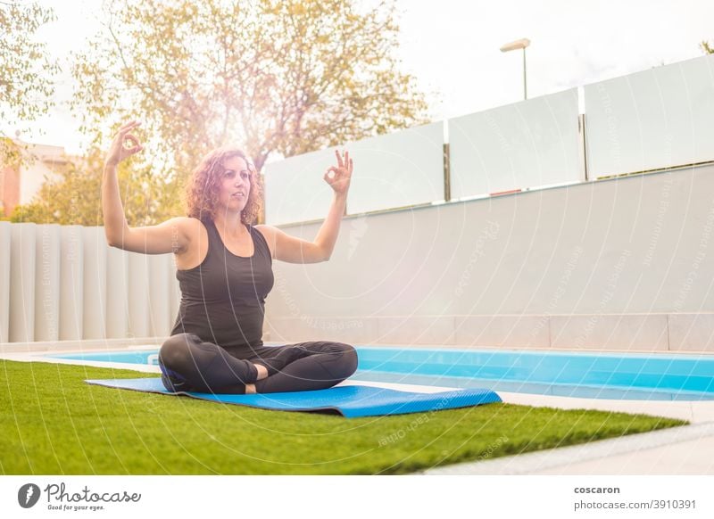 Frau mittleren Alters, die in ihrem Hausgarten Yoga-Übungen ausführt Aktivität Hintergrund schön Körper Kaukasier Konzentration Konzept Textfreiraum Genuss