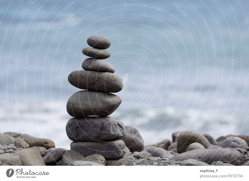 Steinstapel, Turm oder Pyramide aus Steinen am Strand, Balance Stapel Gleichgewicht Spiritualität MEER Meditation Harmonie Steinmann Anleitung Steinmännchen