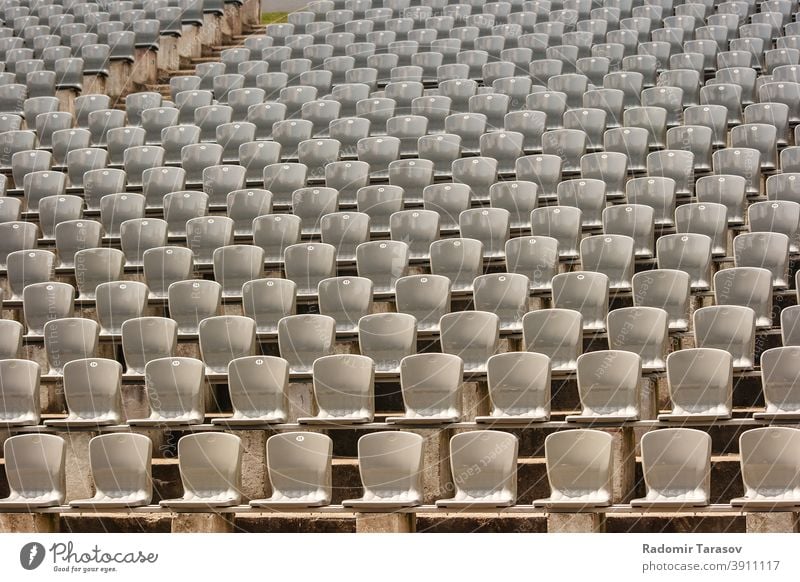 Reihen von Plastiksitzen im Stadion Sitz Kunststoff Veranstaltung Stuhl leer Konzert Sitzgelegenheit niemand Hintergrund Sport Muster stehen Bank Publikum