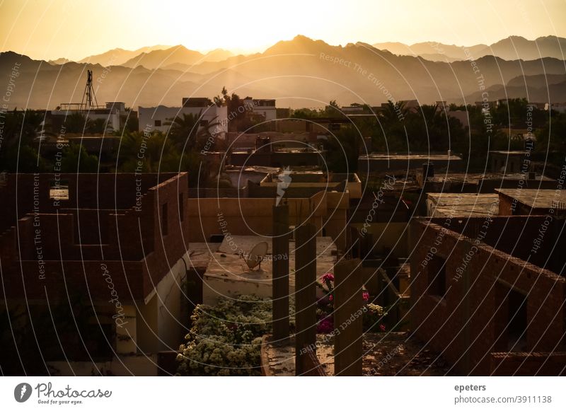 Blick über Dahab, Südsinai, Ägypten ins Landesinnere auf die Berge Süden Sinai Sinai-Halbinsel Nordafrika Sonnenuntergang unfertig Architektur Licht weich