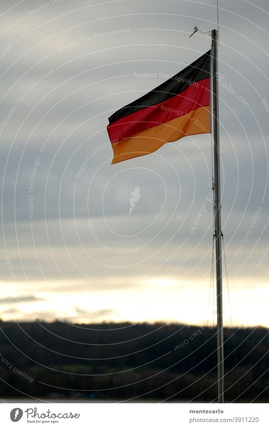 Zeitgeschichte | Einigkeit und Recht und Freiheit Nationalstolz Symbol hissen Nationalität Zeichen Patriotismus Deutschland Fahnenmast Deutsche Flagge