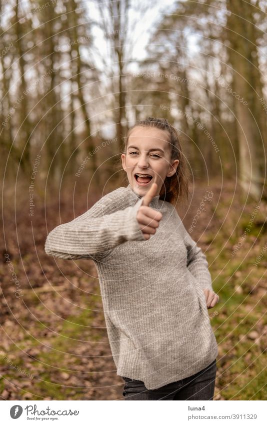 fröhliches Mädchen mit Zahnspange zeigt Daumen hoch Spange Erfolg Sieg Zuversicht Jugendliche lachen optimistisch zufrieden entspannt teenager Freude Humor