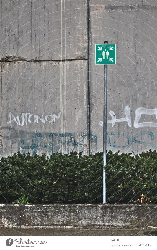 Autonome bitte hier versammeln Schilder & Markierungen Parkplatz Beton Graffiti parken Mauer Wand Hinweisschild Zeichen Außenaufnahme Menschenleer