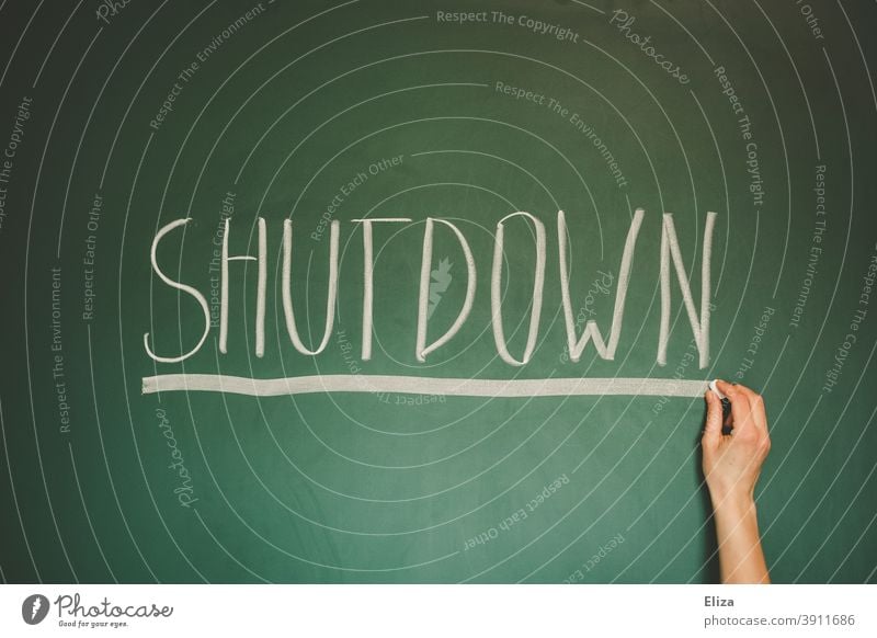 Wort Shutdown geschrieben mit Kreide auf grüner Tafel - Corona Thoughts lockdown Maske Coronavirus Corona-Virus Lockdown geschlossen Prävention Wirtschaft Krise