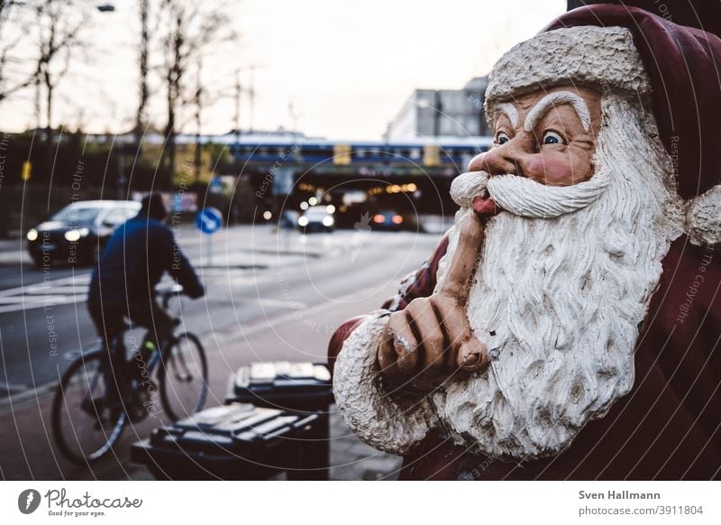 Passt, bald kommt der Weihnachtsmann Weihnachten Nikolaus Geschenke Überraschung Leise Stille Straße Fahrrad Fahrradfahren Mülltonne Santa Claus