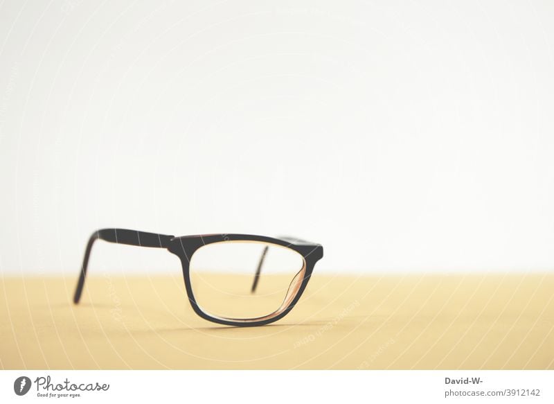 Optik - ganz schön einseitig einäugig blind Brille gehandicapt halbblind Sehvermögen Optiker besonders Brillenglas