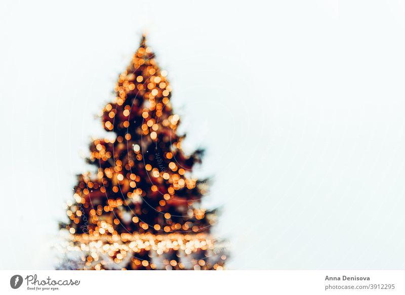 Defokussierter Weihnachtsbaum mit Bokeh Hintergrund Weihnachten Baum Neujahr Feiertag Einladung weiß saisonbedingt festlich Dekoration & Verzierung Postkarte