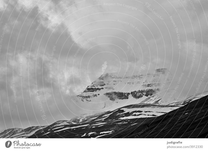 Island, Berg mit Wolken Berge u. Gebirge Schneebedeckte Gipfel Klima Kälte Wetter Landschaft Menschenleer kalt Felsen natürlich Außenaufnahme Natur Umwelt Frost