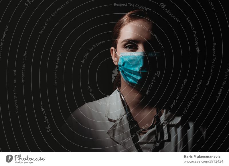 Ärztin mit Gesichtsmaske auf schwarzem Hintergrund Brasilien Korona-Epidemie Corona-Virus Coronavirus covid-19 covid-19-Test dunkel Arzt Ärzte Emotion Seuche
