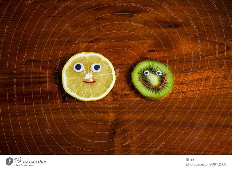 Gesundes Obst. Zitrone und Kiwi mit lachendem Gesicht. gesund positiv Gesunde Ernährung lecker Frucht Vegetarische Ernährung vegan Früchte Vitamine vitaminreich