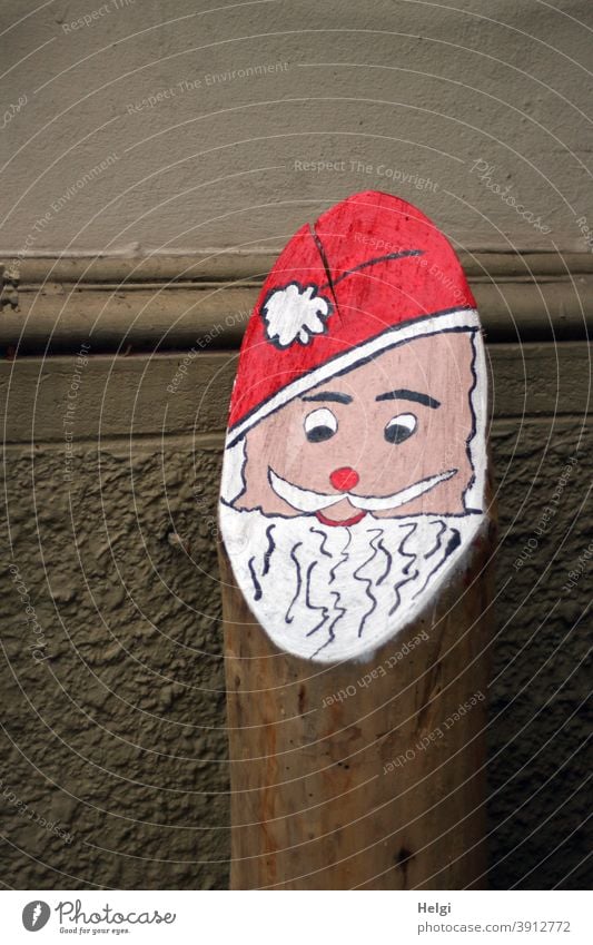 hohoho ... Frohe Weihnachten! Advent Weihnachtsmann Nikolaus Dekoration Baumstamm bemalt kreativ Kreativität gestaltet Hauswand draußen Weihnachten & Advent