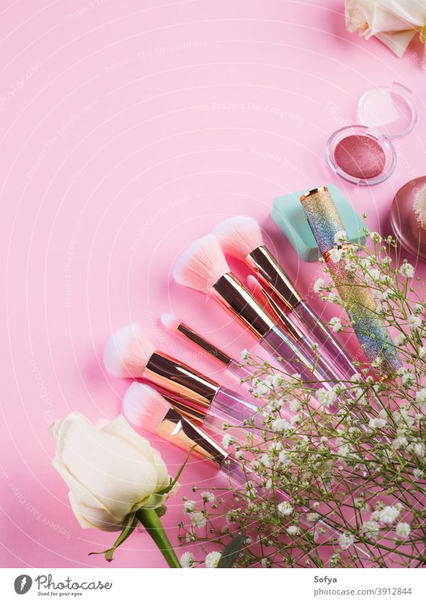 Glänzende Make-up-Produkte und Accessoires auf Rosa machen nach oben Hintergrund Kosmetik Schönheit Bürste rosa Künstler Reichtum flach legen Farbe Kulisse