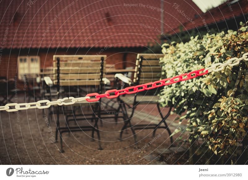 Mit einer rot-weißen Kette abgesperrter und geschlossener Außenbereich eines Restaurants in der Corona-Pandemie im Lockdown | corona thoughts Absperrung