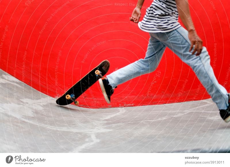 Skateboarder im Skatepark Schuhe Beine rot Jugendliche Teenager urban im Freien Hintergrund Skater Lifestyle Freizeit Gesundheit Gerät Aktivität Skateboarderin