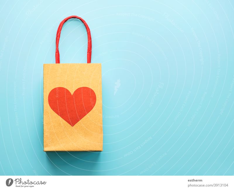 Happy Valentinstag.Einkaufstasche mit einem roten Herz.Valentinstag Konzept Kunde Merchandise copyspace Liebe Sale Tasche Shopping-Konzept Geschenkbeutel