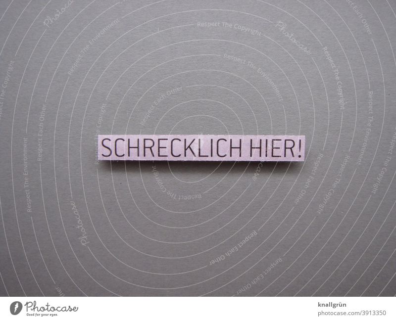 Schrecklich hier! schrecklich unzufrieden Ablehnung Stimmung Gefühle meckern Beschwerde Missfallen Kommunizieren Buchstaben Wort Satz Letter Typographie Text