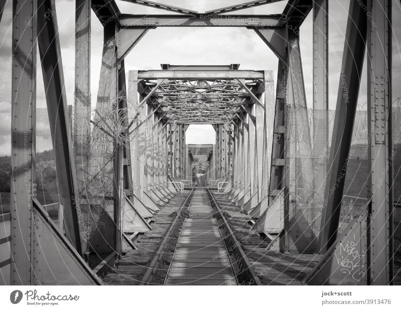 2600 Streckenkilometer Architektur Verkehrswege Eisenbahnbrücke Symmetrie Sonnenlicht Strukturen & Formen Grenzgebiet Kulturdenkmal lost places Vergangenheit