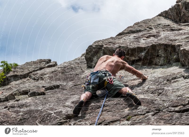 Klettern Felsen Extremsport Mann Freizeit & Hobby Bergsteigen anstrengen muskulös steil Mut Felswand freier Oberkörper Gefahr Vertrauen Sicherheit Freeclimber