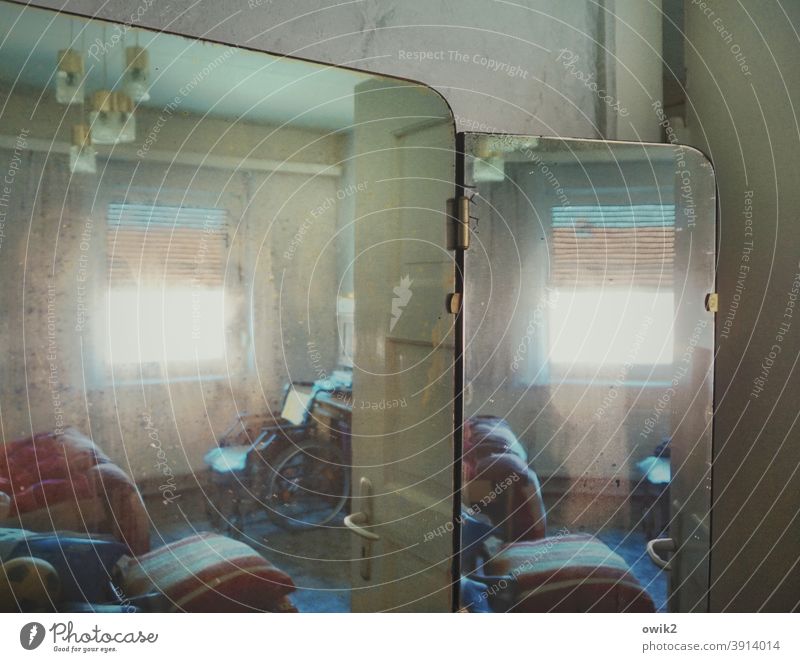 Zimmerservice Schlafzimmer Klappspiegel Spiegel 1950er Jahre retro altmodisch Spiegelung Spiegelbild Schranktür Innenraum Zimmerecke Rollstuhl Ecke Fenster
