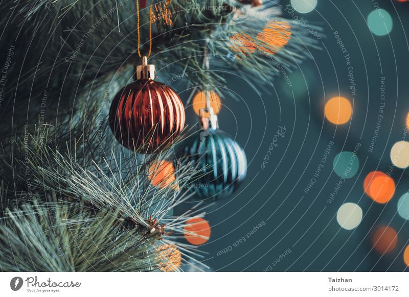 Weihnachtskugeln und verschwommene Lichter am Baum. Weihnachten fröhlich saisonbedingt Feier Weihnachtshintergrund Zapfen Dekoration & Verzierung dekorativ