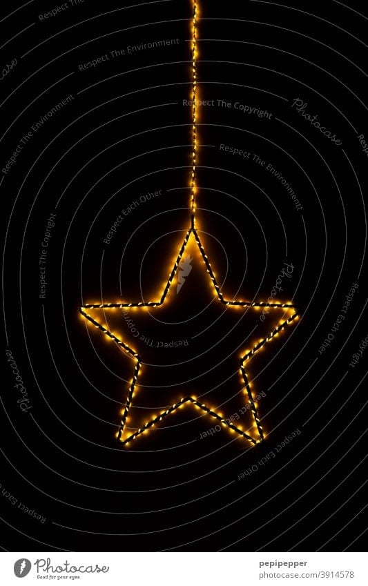 brennender Stern, Lichterkette um einen Stern gewickelt Feuer Brand Flamme heiß Wärme Weihnachten & Advent gelb Feste & Feiern dunkel anzünden Lichterketten