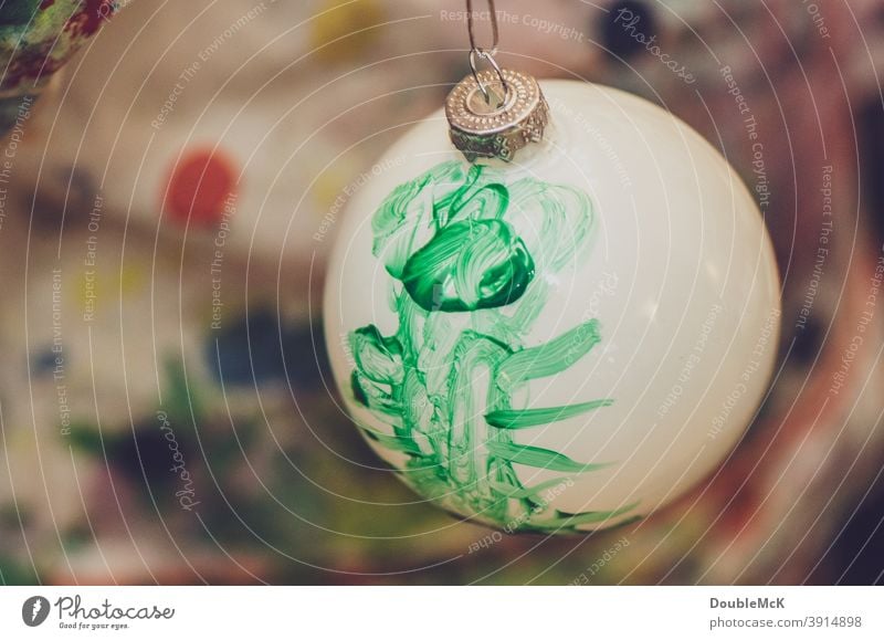 Weiße Weihnachtskugel, die von einem Kind mit grüner Farbe selbst bemalt wurde weihnachtskugel Christbaumkugel Weihnachten & Advent Dekoration & Verzierung
