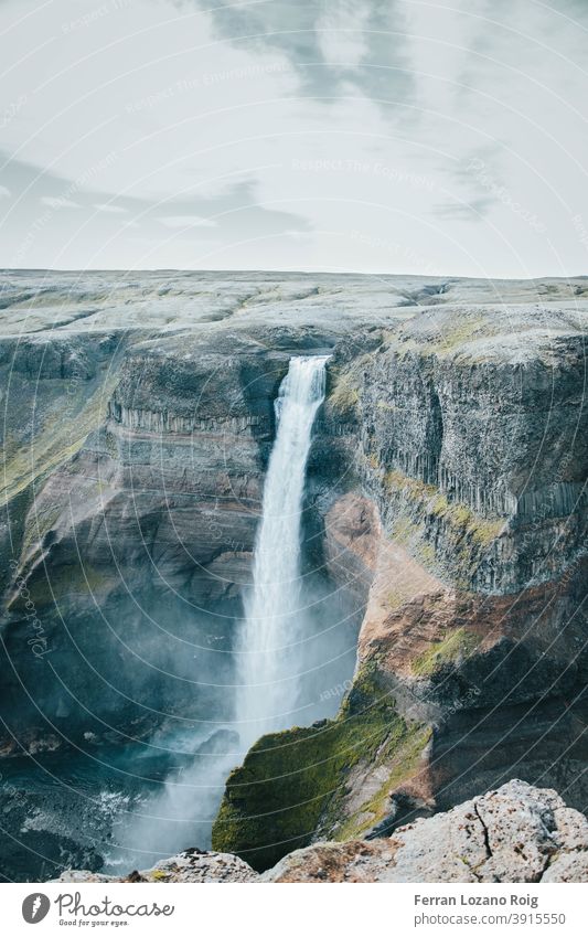Erstaunlicher Wasserfall in Island Berge u. Gebirge Felsen Steine Höhe Farbe Wolken Landschaft Natur